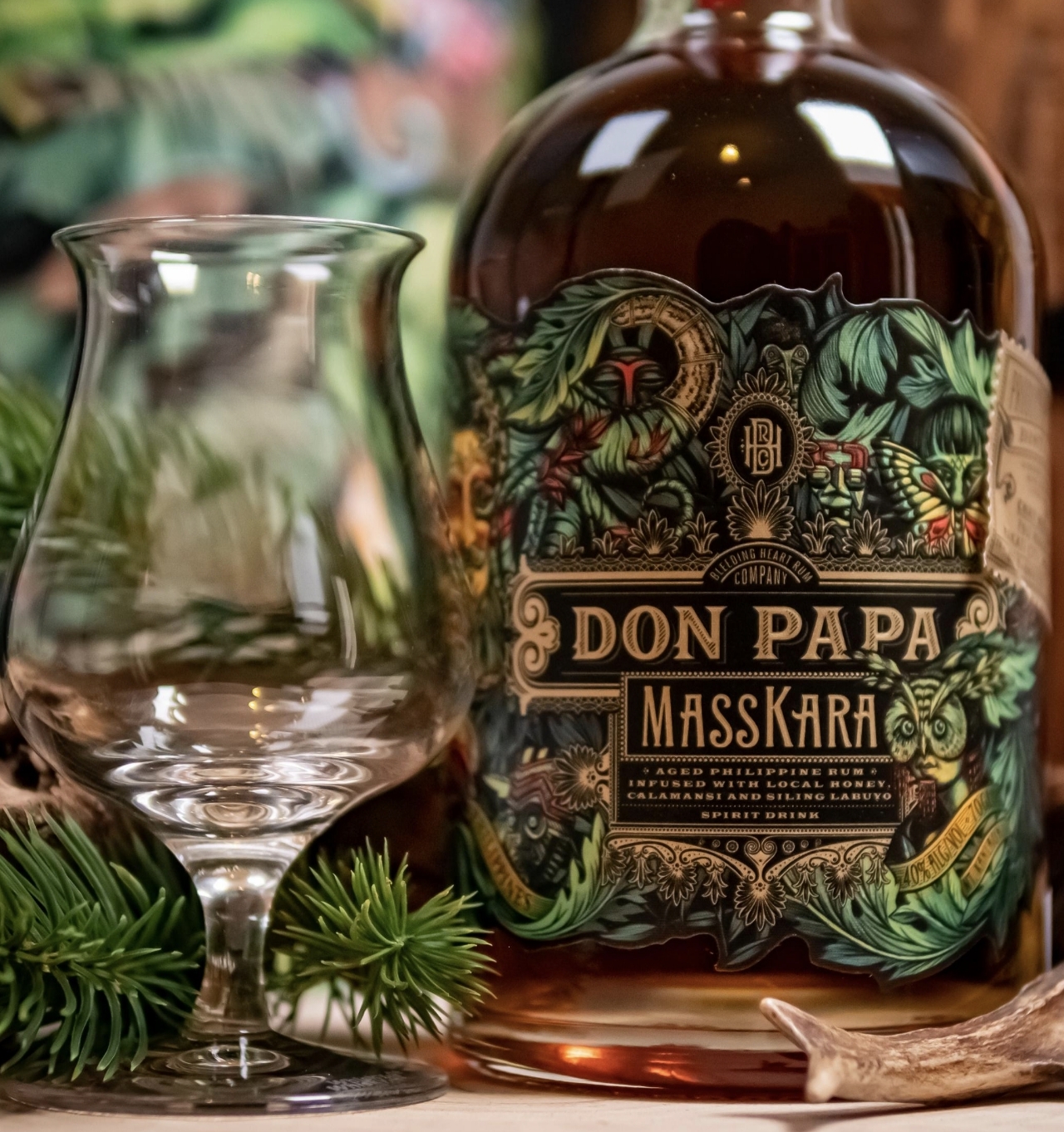 Don Papa Masskara mit Glas